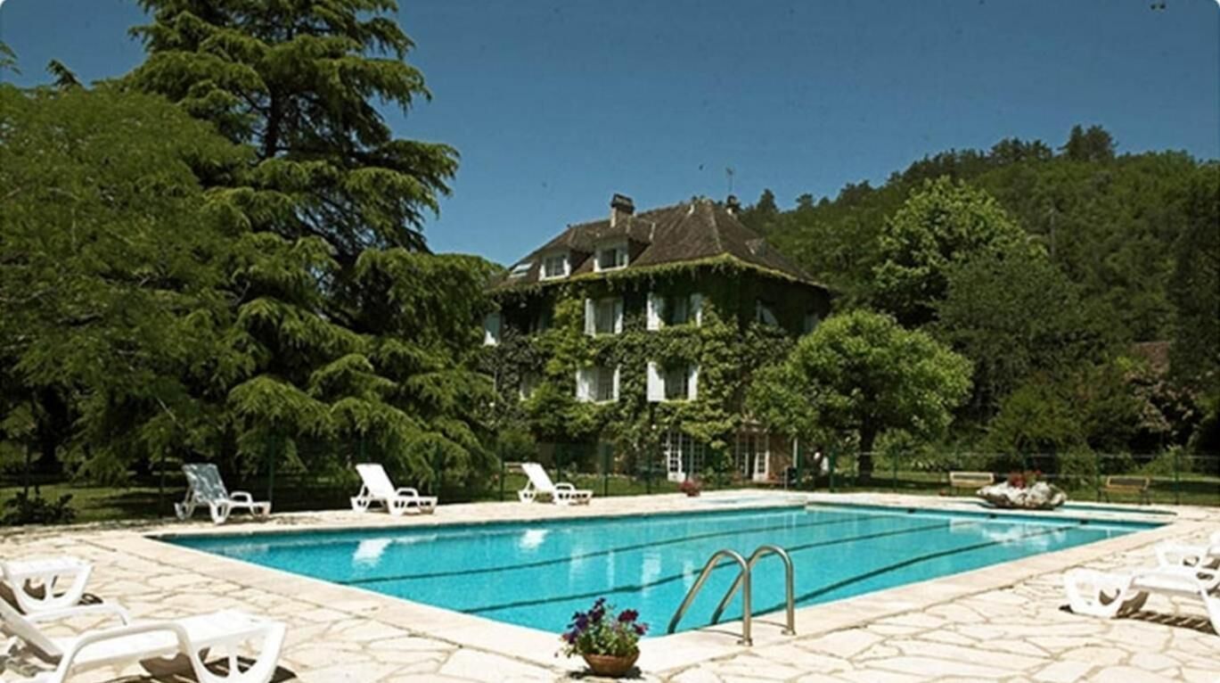 Kauden mukainen ulkouima-allas, aurinkovarjoja, aurinkotuoleja