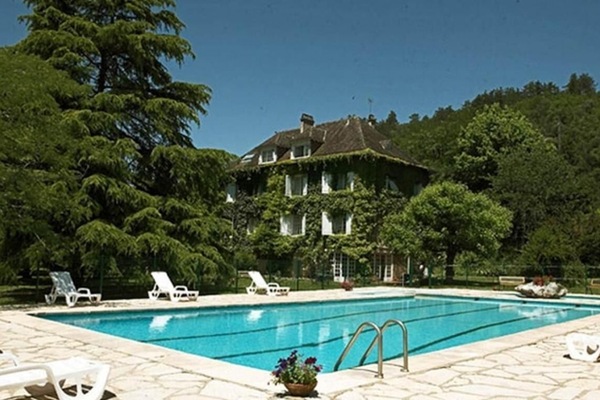 Seasonal outdoor pool, pool umbrellas, sun loungers