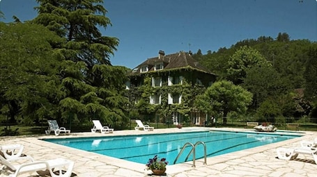 Seasonal outdoor pool, pool umbrellas, sun loungers
