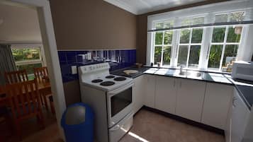 Frigorífico, microondas, horno y hervidor eléctrico