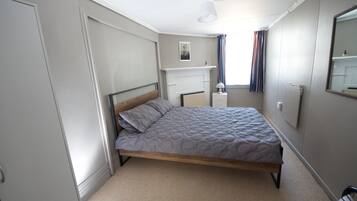 2 makuuhuonetta, tallelokero huoneessa, silitysrauta/-lauta