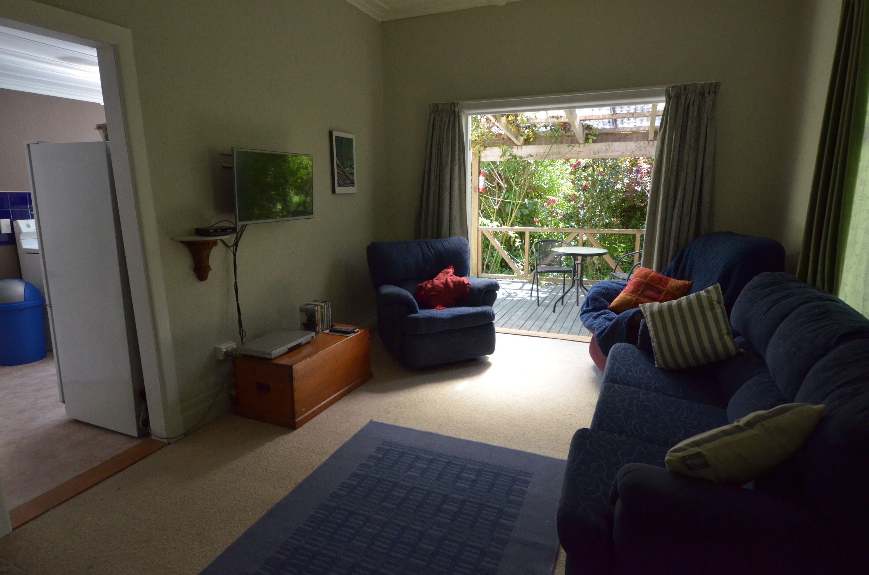 Fernseher, DVD-Player, Bücher