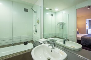 Ensemble douche/baignoire, articles de toilette écologiques