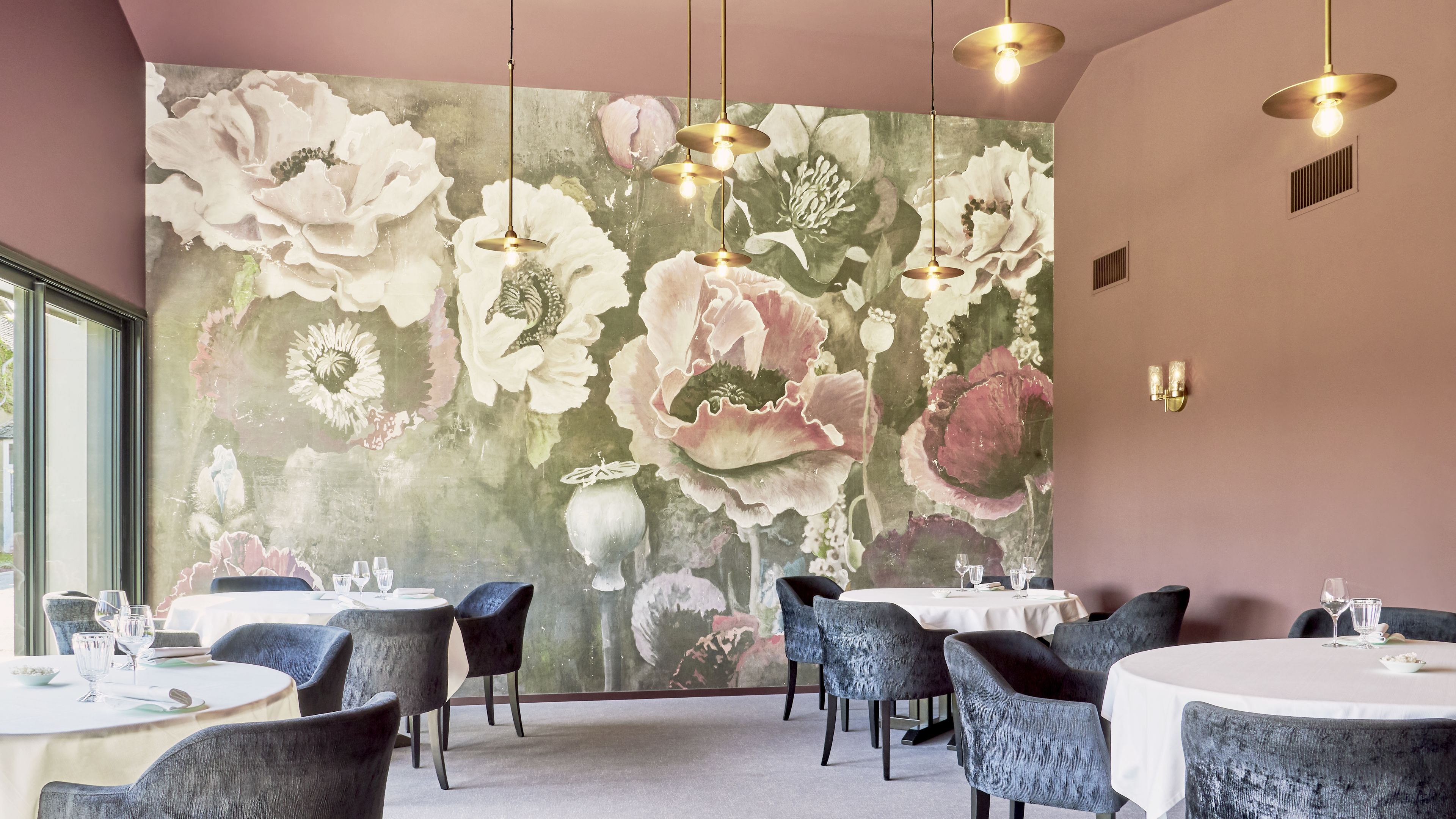 2 restaurants, lunch, dinner served; french cuisine