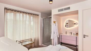 3 quartos, cofres nos quartos, individualmente decorados