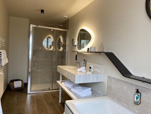 Articles de toilette gratuits, peignoirs, chaussons, serviettes fournies