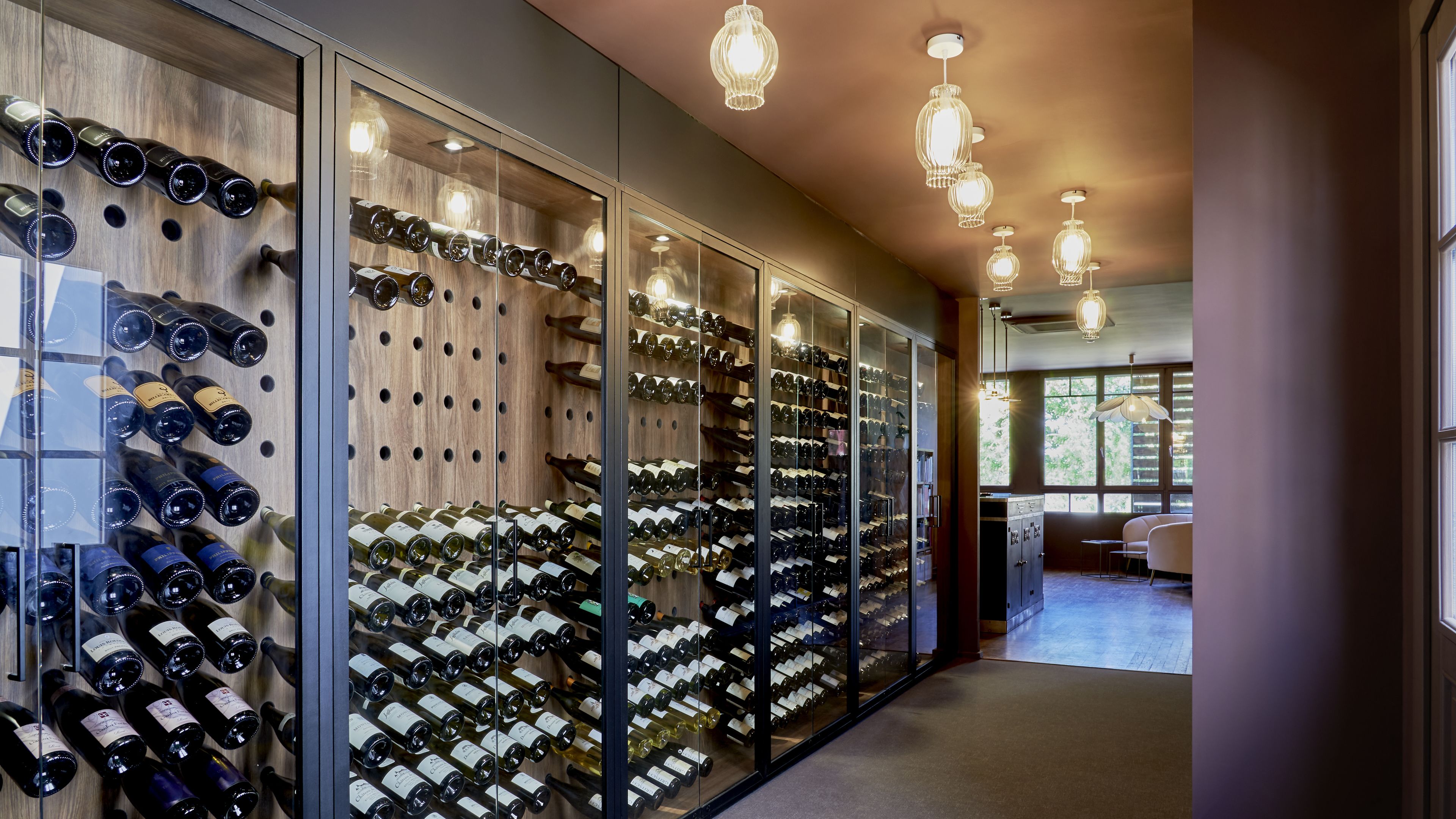 2 restaurants, lunch, dinner served; french cuisine