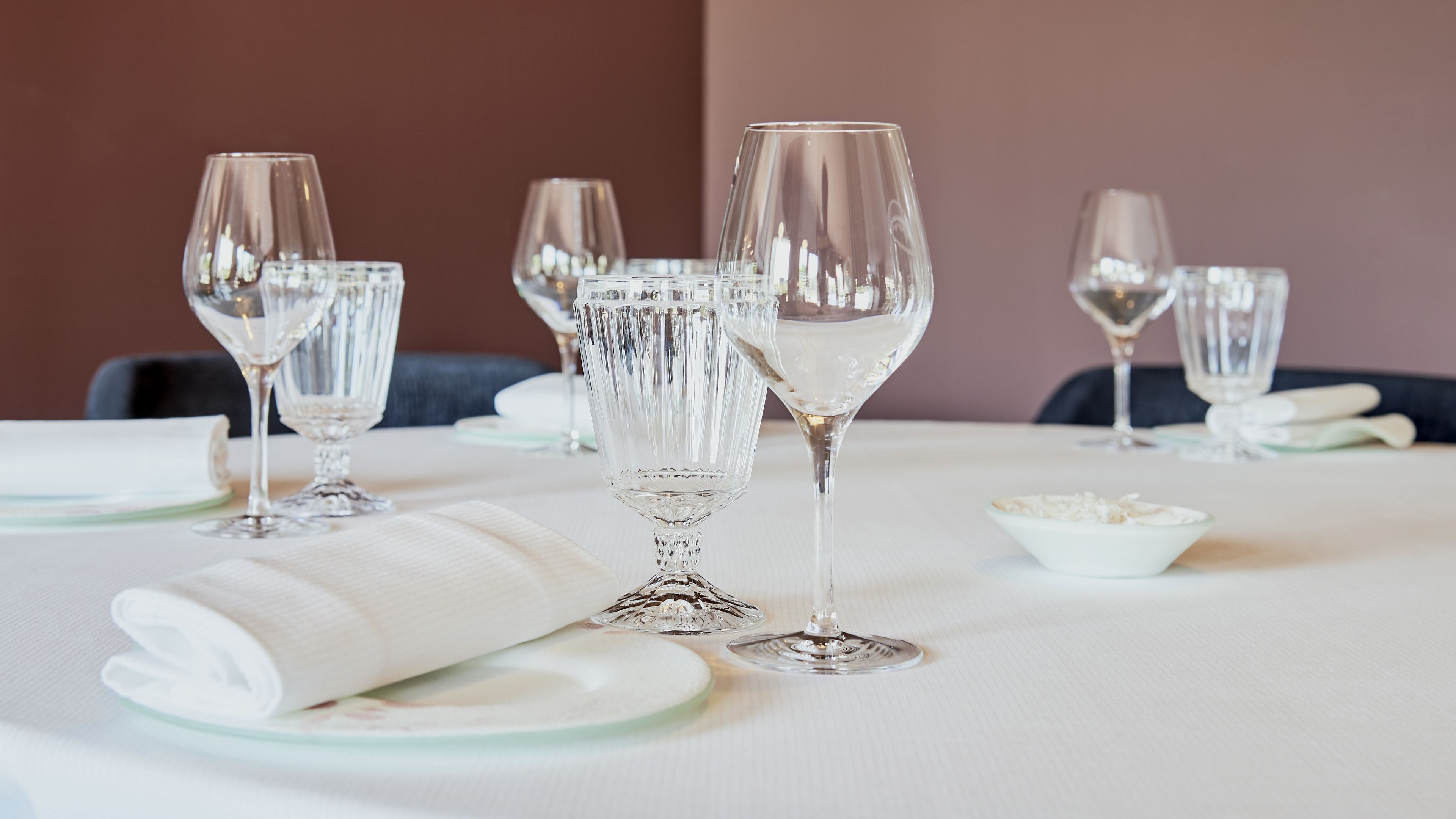 2 restaurants, lunch, dinner served; french cuisine