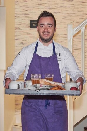 2 restaurants; lunch and dinner served  - Maison Tiegezh (Guer)