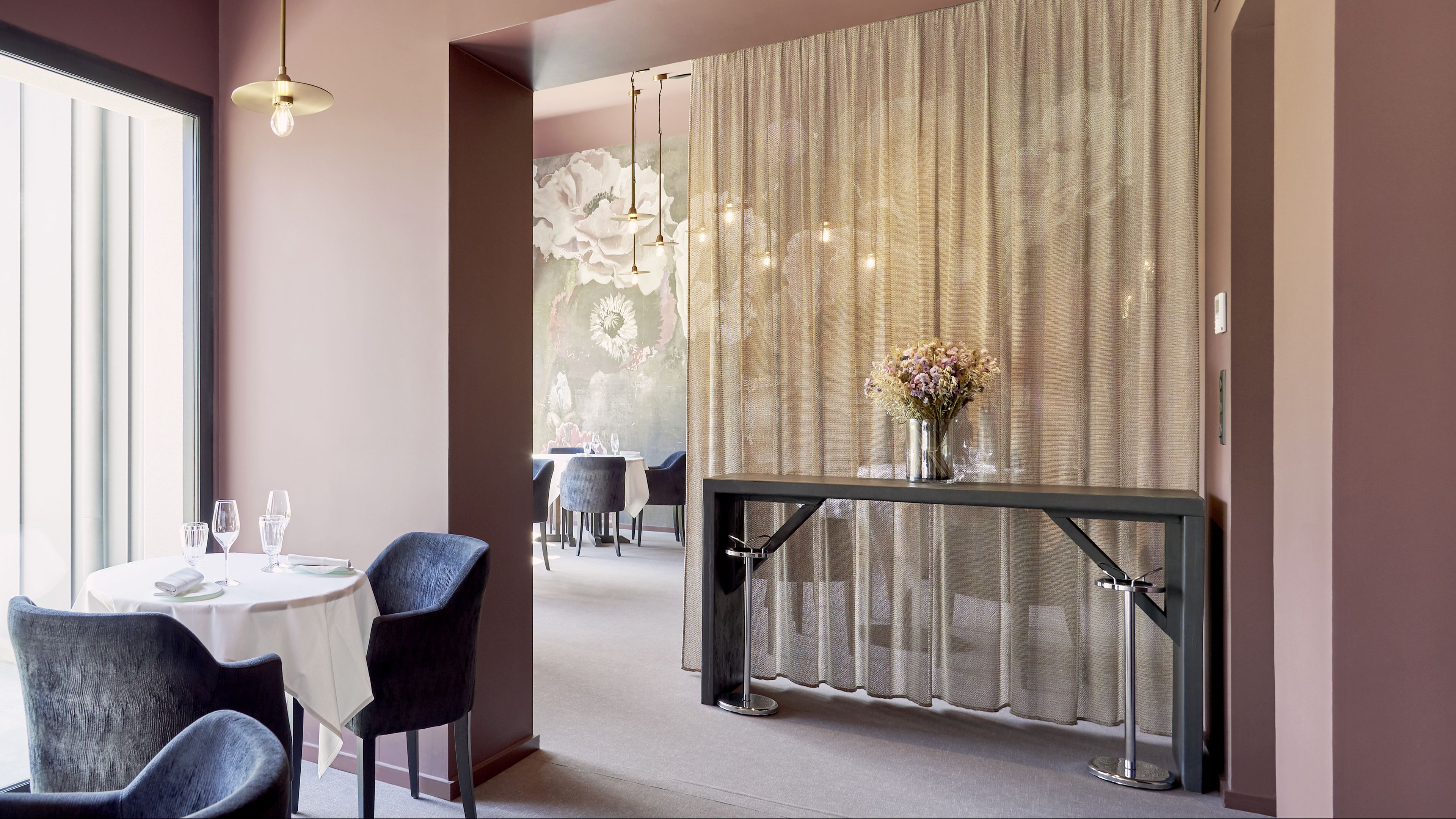 2 restaurants, lunch, dinner served; french cuisine