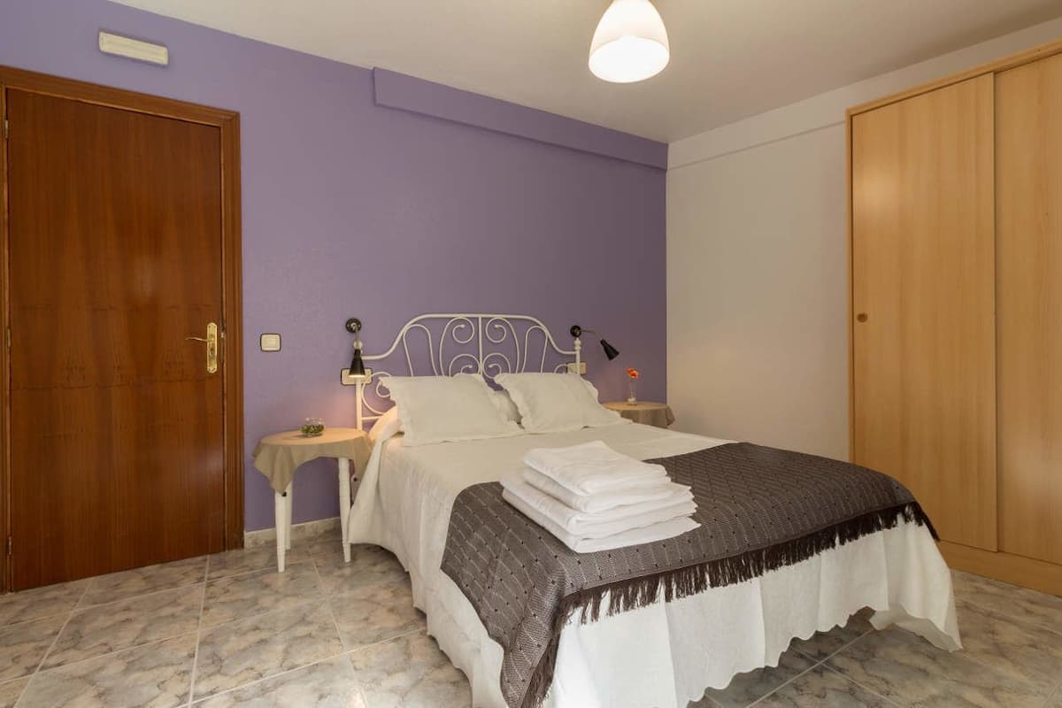 Escritorio, wifi gratis y ropa de cama