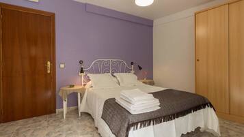 Doppel- oder Zweibettzimmer | Schreibtisch, kostenloses WLAN, Bettwäsche