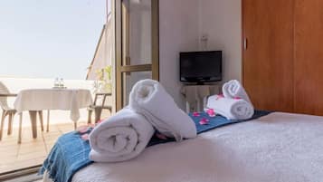 Escritorio, wifi gratis y ropa de cama