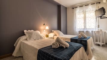 Kamer, 1 twee- of 2 eenpersoonsbedden | Een bureau, gratis wifi, beddengoed