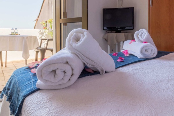 Habitación con 1 cama matrimonial o 2 individuales | Escritorio, wifi gratis y ropa de cama