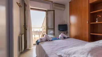 Escritorio, wifi gratis y ropa de cama