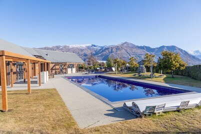 Modern Family Holiday home with sensational views peaceful paradise (sleeps 11)