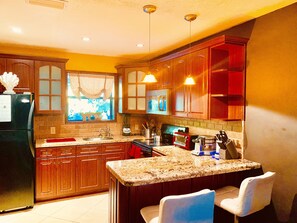 Jääkaappi, mikroaaltouuni, kahvin-/teenkeitin, leivänpaahdin