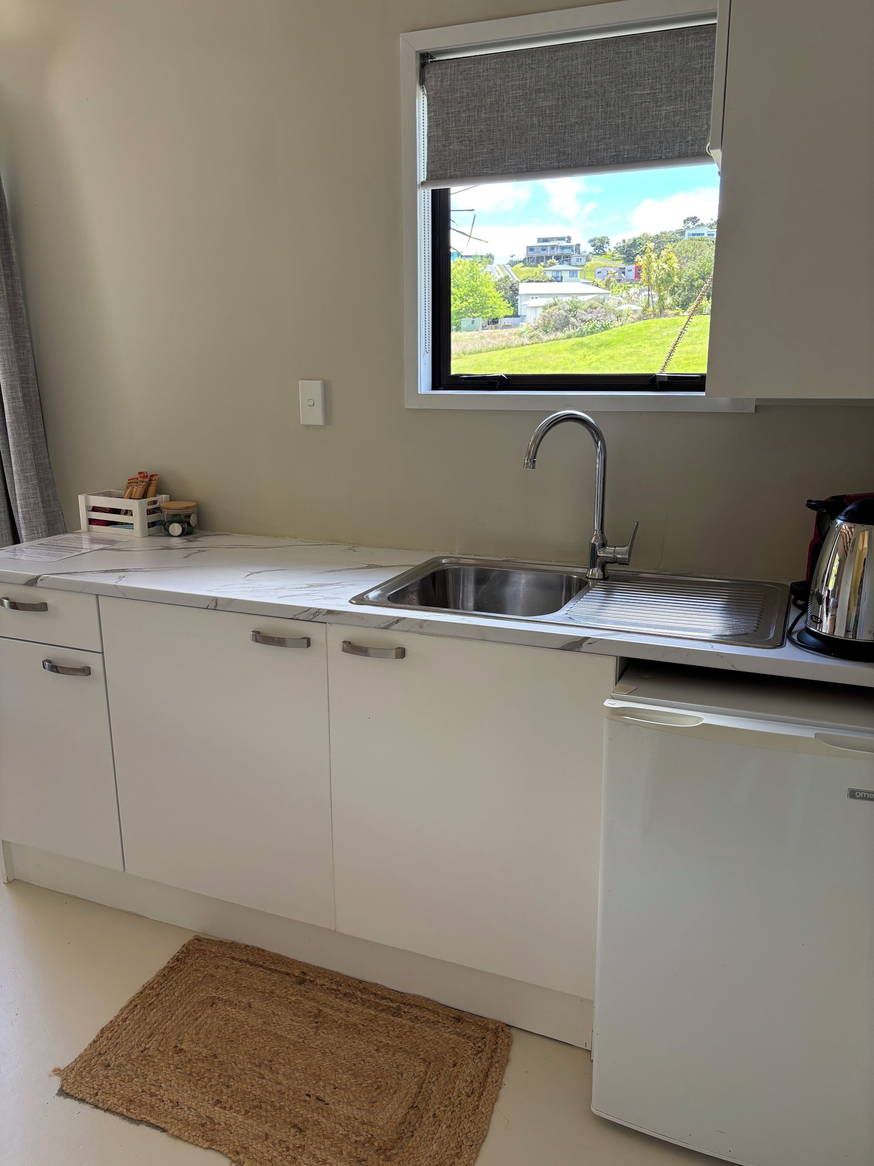 雪櫃、微波爐、咖啡機/沖茶器、電熱水壺