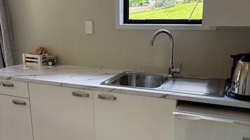 Refrigerador, microondas, cafetera y tetera y tetera eléctrica