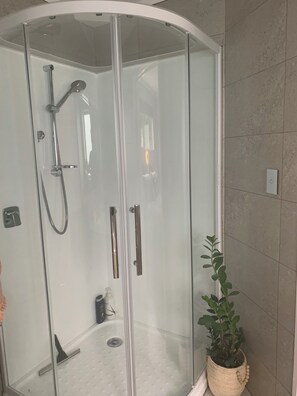 シャワー、ヘアドライヤー、タオル、石鹸