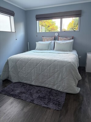 1 室のベッドルーム、デスク、アイロン / アイロン台、WiFi (無料)