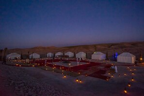 واجهة المنشأة - في المساء/الليل