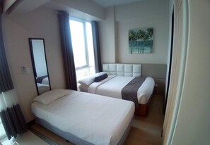 Cofres nos quartos, ferros/tábuas de passar roupa, acesso à internet