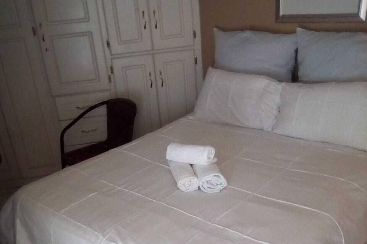 Habitación estándar | Tabla de planchar con plancha y ropa de cama