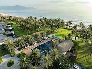 Private beach, white sand, sun loungers, beach umbrellas - Radisson Blu Resort Cam Ranh (Cam Lam)