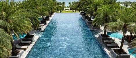 4 개의 야외 수영장, 09:00 ~ 17:00 오픈, 무료 카바나, 수영장 파라솔