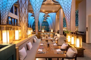 3 restaurantes; se sirven desayunos, almuerzos y cocina internacional 