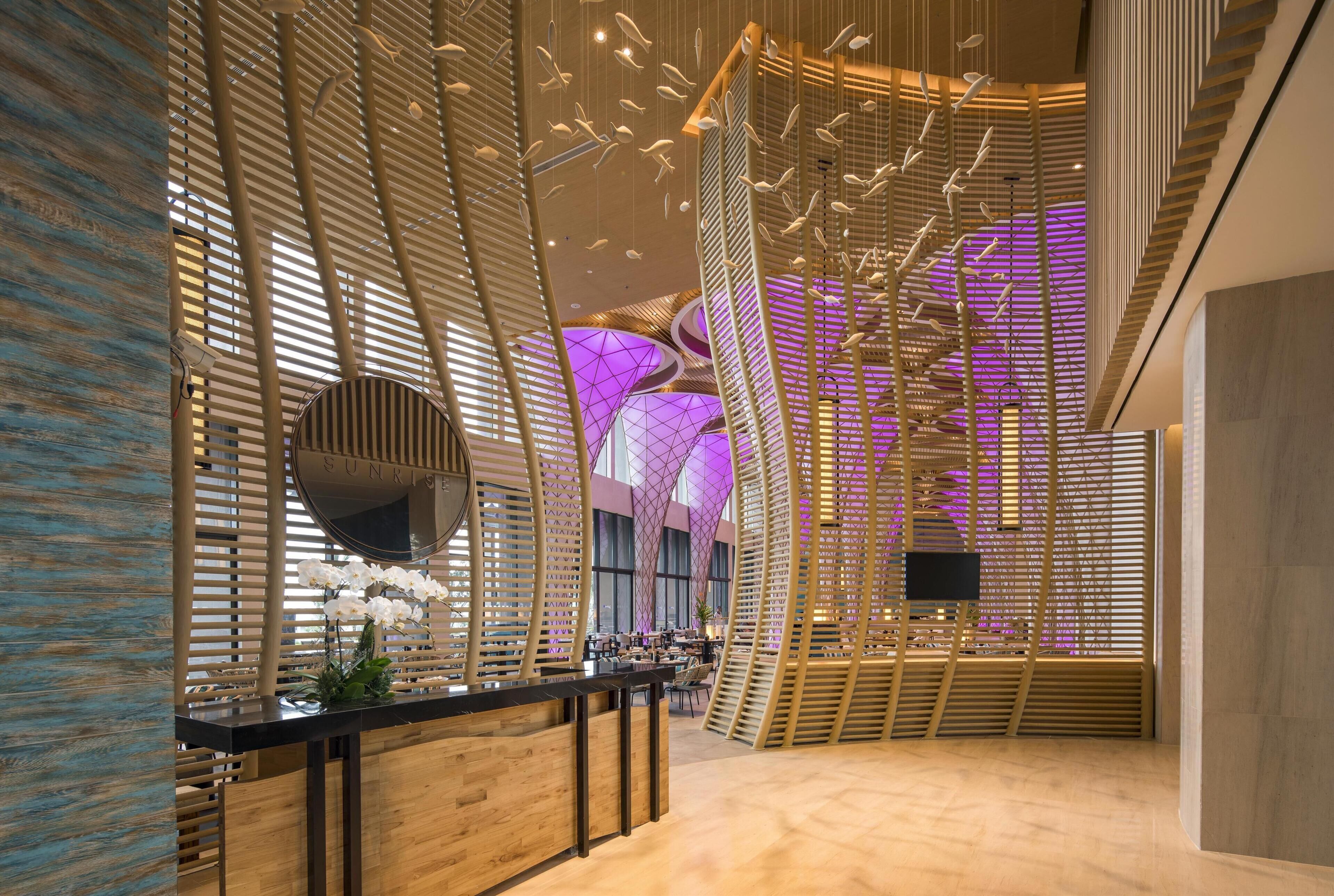 3 restaurants, breakfast, lunch, dinner served; international cuisine