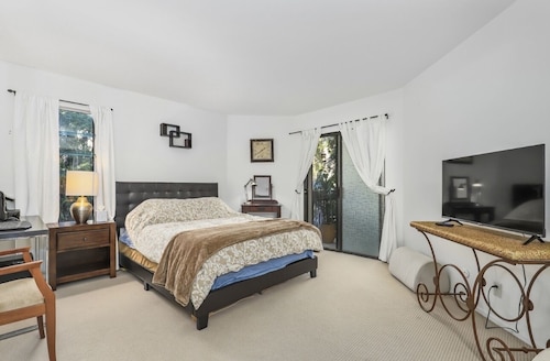 ウェストハリウッドの居心地の良いスタジオ（または1ベッドルーム）