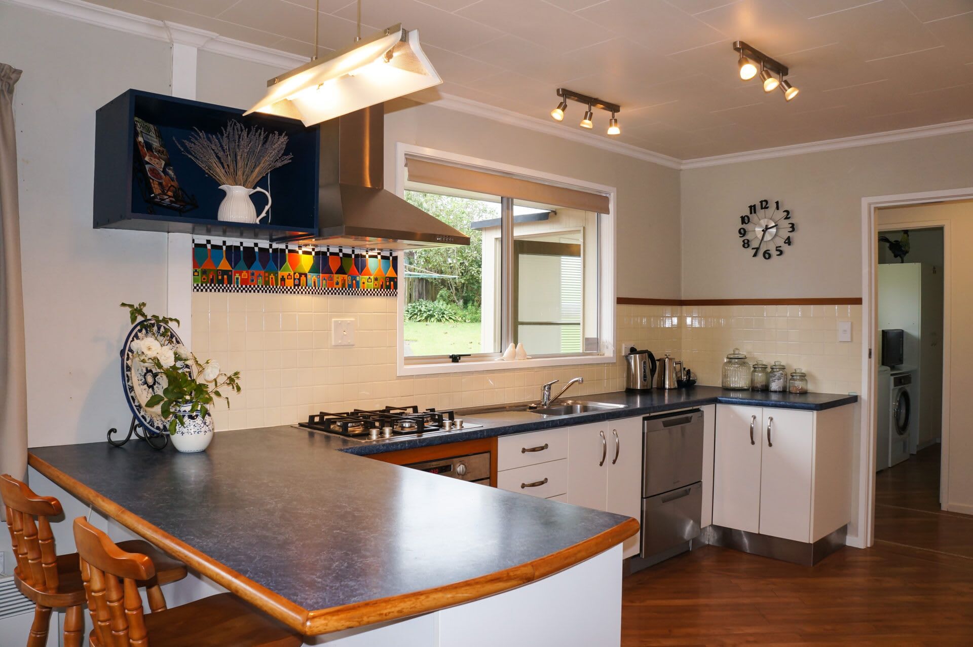 Een koelkast, een magnetron, een oven, een vaatwasser