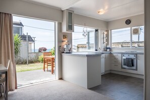 Geladeira, micro-ondas, fogão, lava-louças