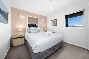 3 bedrooms, iron/ironing board, free WiFi, bed sheets - 9b on Von - Breath-taking Views (Queenstown)