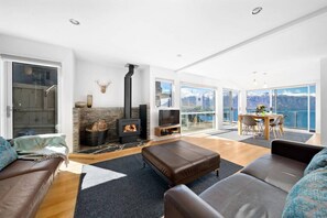 TV, fireplace - 9b on Von - Breath-taking Views (Queenstown)