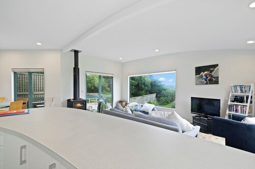 Beachfront Getaway - Waikanae Beach Holiday Home