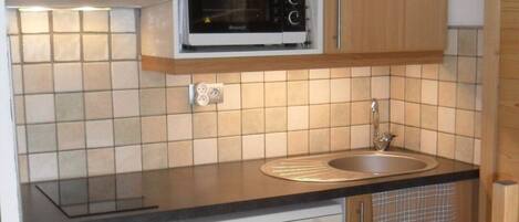 Réfrigérateur, four à micro-ondes, un four, surface de cuisson