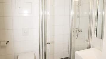 Apartemen Keluarga | Kamar mandi | Shower, perlengkapan mandi gratis, pengering rambut, dan handuk