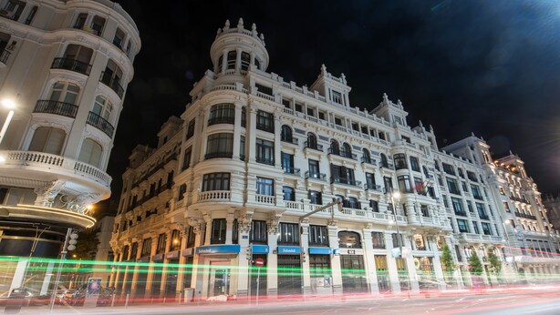 A historic building with multiple floors, large windows, and balconies. -  Room Gran Vía (Madrid)