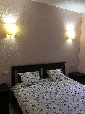 2 bedrooms, iron/ironing board, Internet, bed sheets