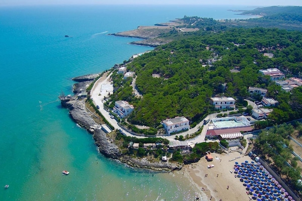 Privat strand, solsenger og parasoller