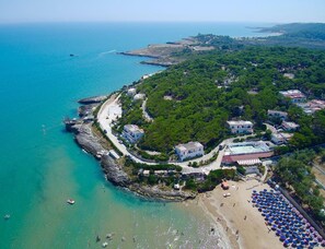 Praia particular, espreguiçadeiras, guarda-sóis 