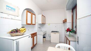 Apartemen Deluks, 2 kamar tidur (up 5 people) | Dapur pribadi | Lemari es, kompor, dan kursi makan untuk bayi