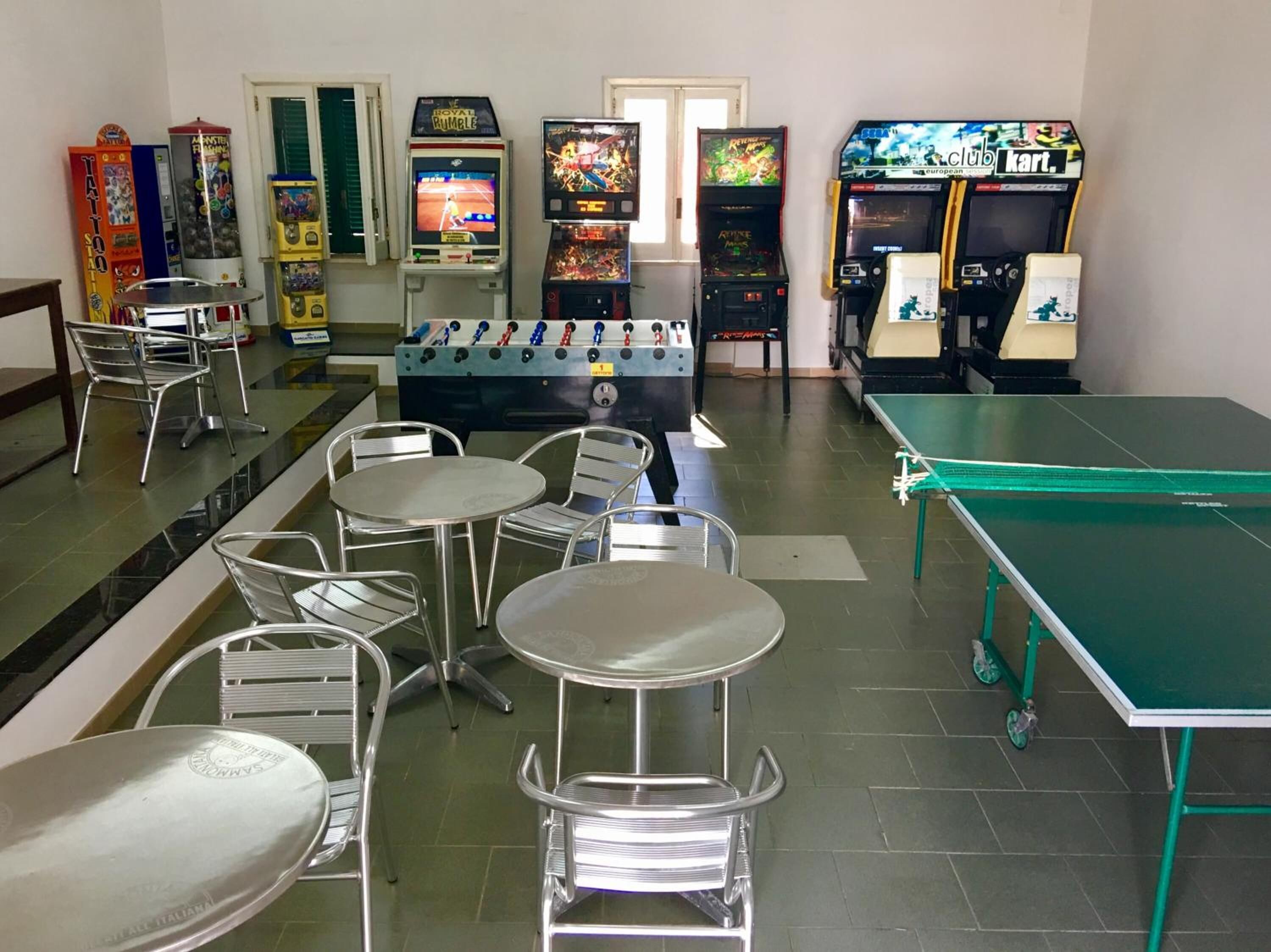 Une pièce équipée d’un baby-foot, de plusieurs jeux d’arcade et d’une table de ping-pong.
