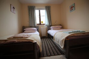 3 bedrooms, iron/ironing board, free WiFi, bed sheets - Howgill Apartment, Windermere, Lake District (Windermere)
