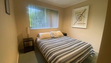 4 makuuhuonetta, silitysrauta/-lauta, ilmainen Wi-Fi, vuodevaatteet