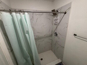 Shower, hair dryer, towels, soap - Studio D - Queen Room (Chippingham)